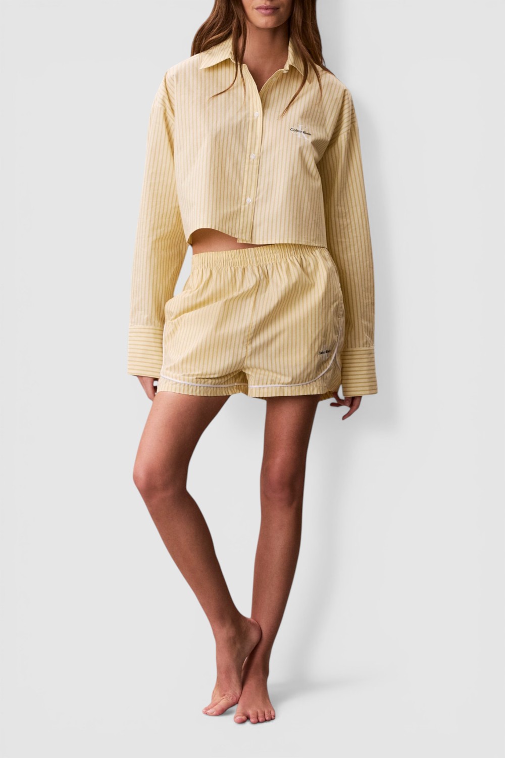 תמונת כל הלוק של חולצה מכופתרת קרופ